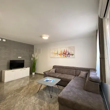 Juli - Modern Apartment Vir